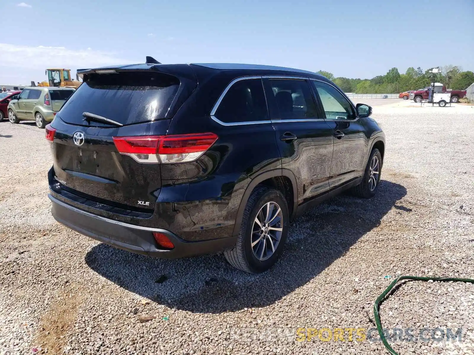 4 Photograph of a damaged car 5TDKZRFH8KS552720 TOYOTA HIGHLANDER 2019