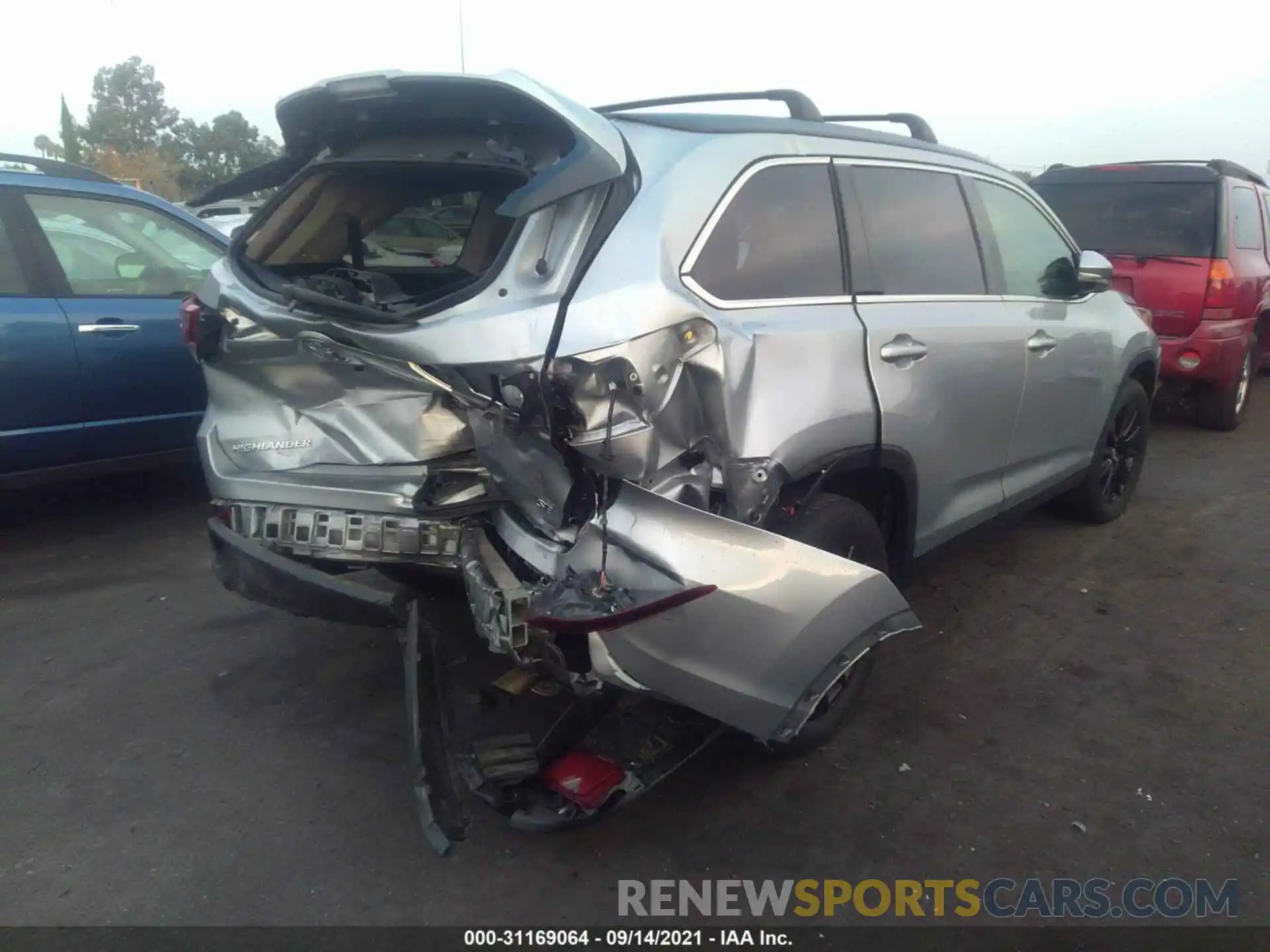 4 Photograph of a damaged car 5TDKZRFH8KS554130 TOYOTA HIGHLANDER 2019