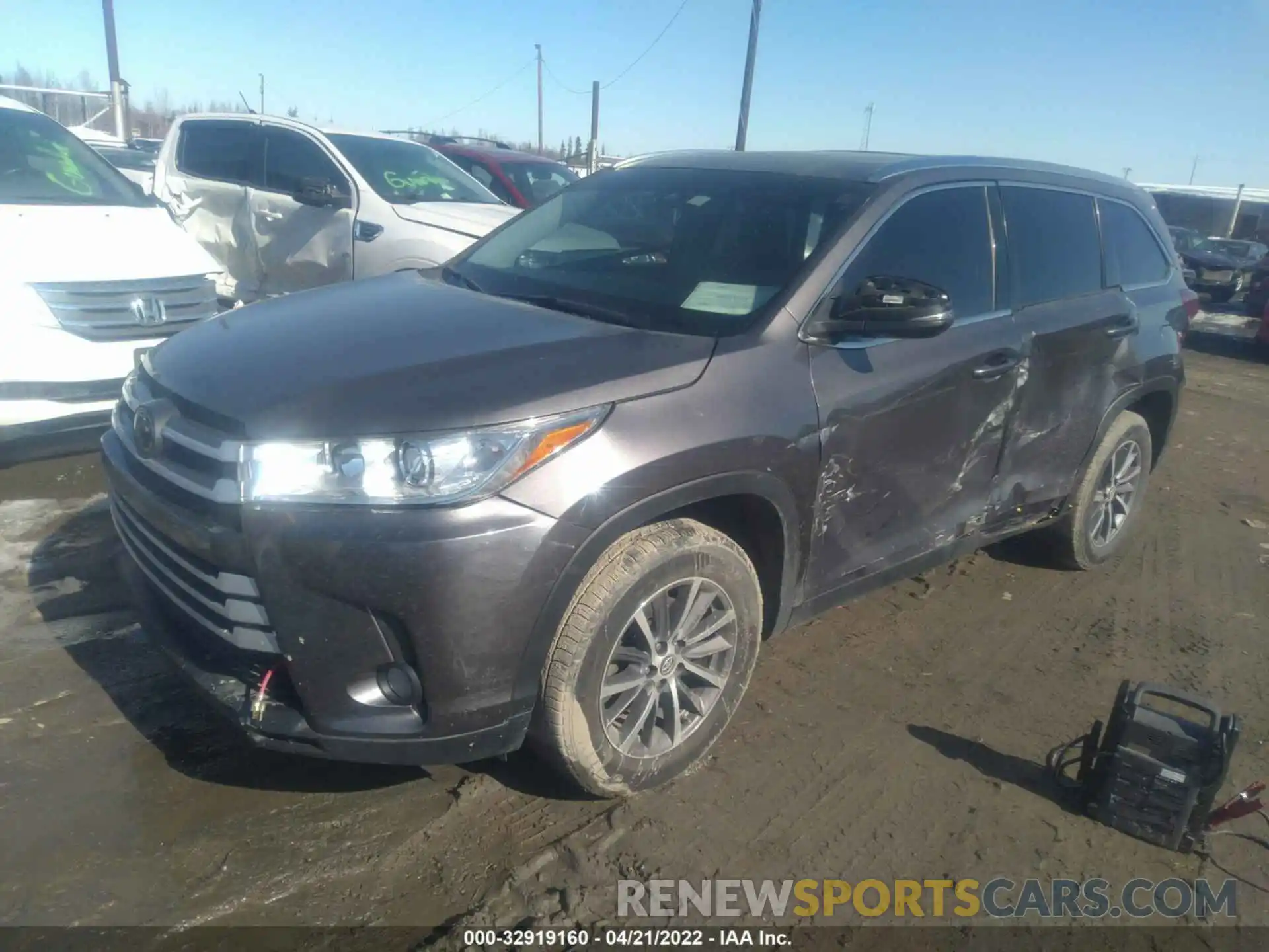 2 Photograph of a damaged car 5TDKZRFH8KS555567 TOYOTA HIGHLANDER 2019