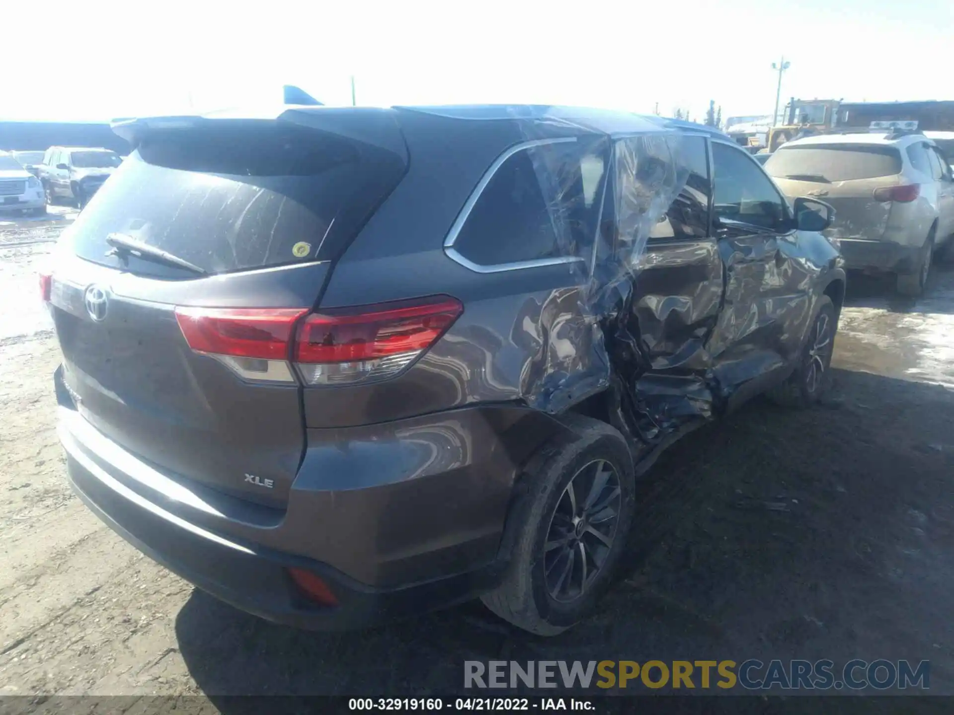 4 Photograph of a damaged car 5TDKZRFH8KS555567 TOYOTA HIGHLANDER 2019