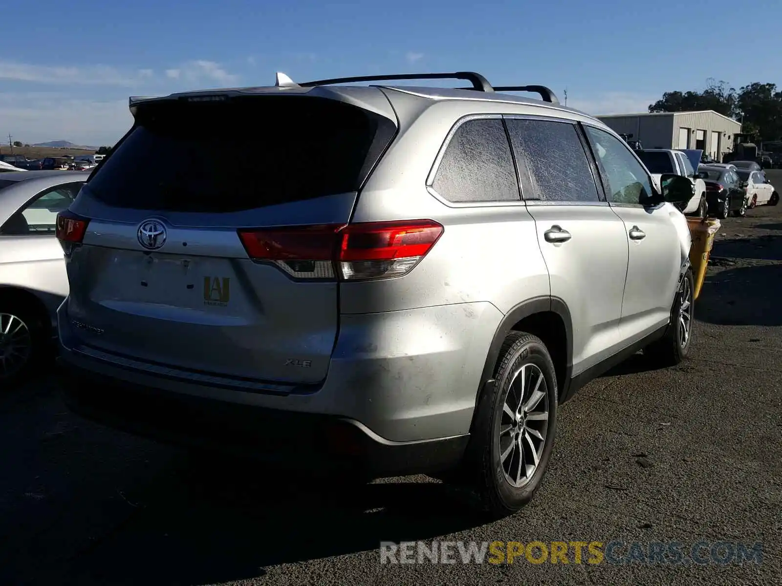 4 Photograph of a damaged car 5TDKZRFH8KS556783 TOYOTA HIGHLANDER 2019