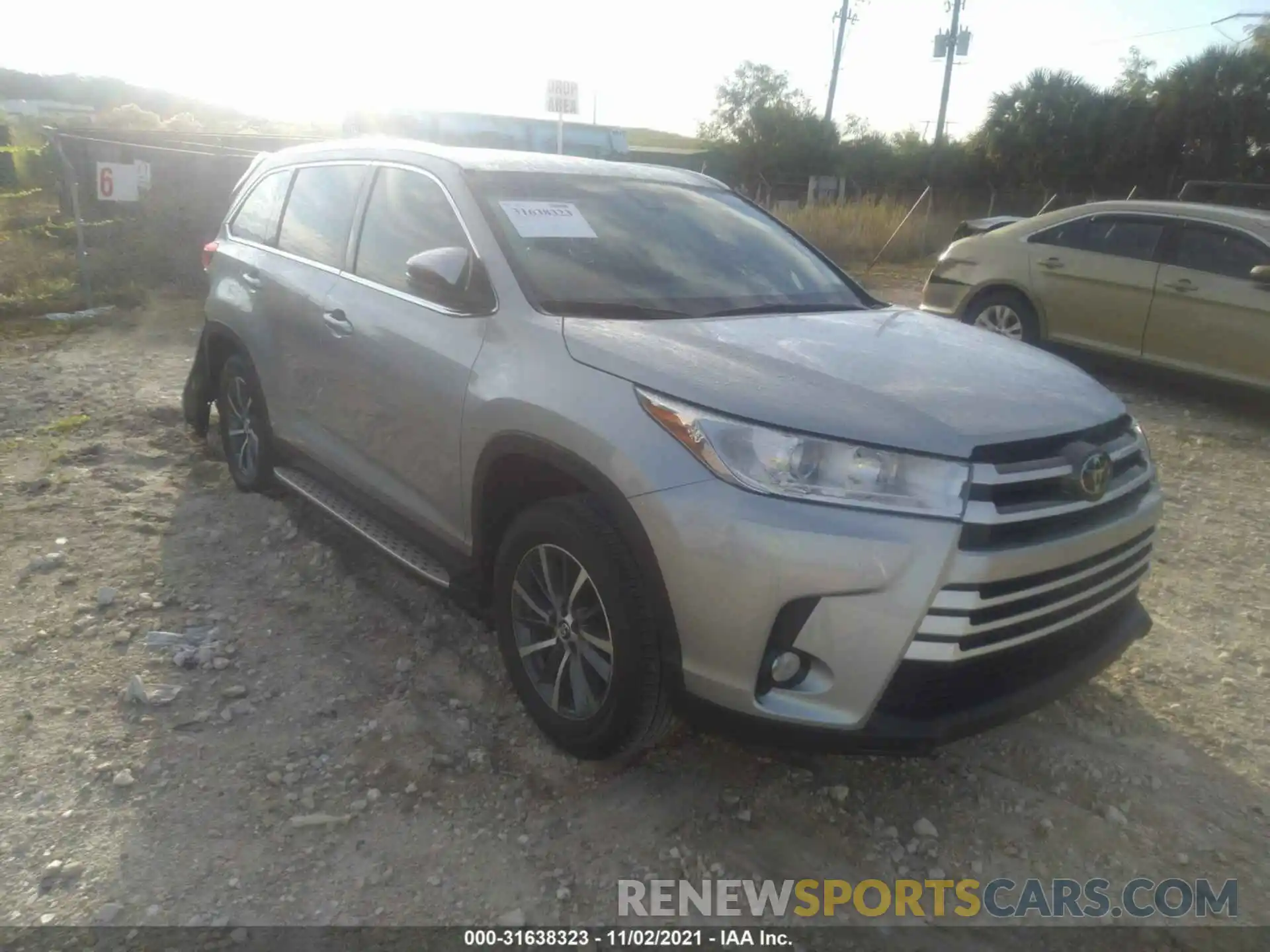 1 Photograph of a damaged car 5TDKZRFH8KS558288 TOYOTA HIGHLANDER 2019