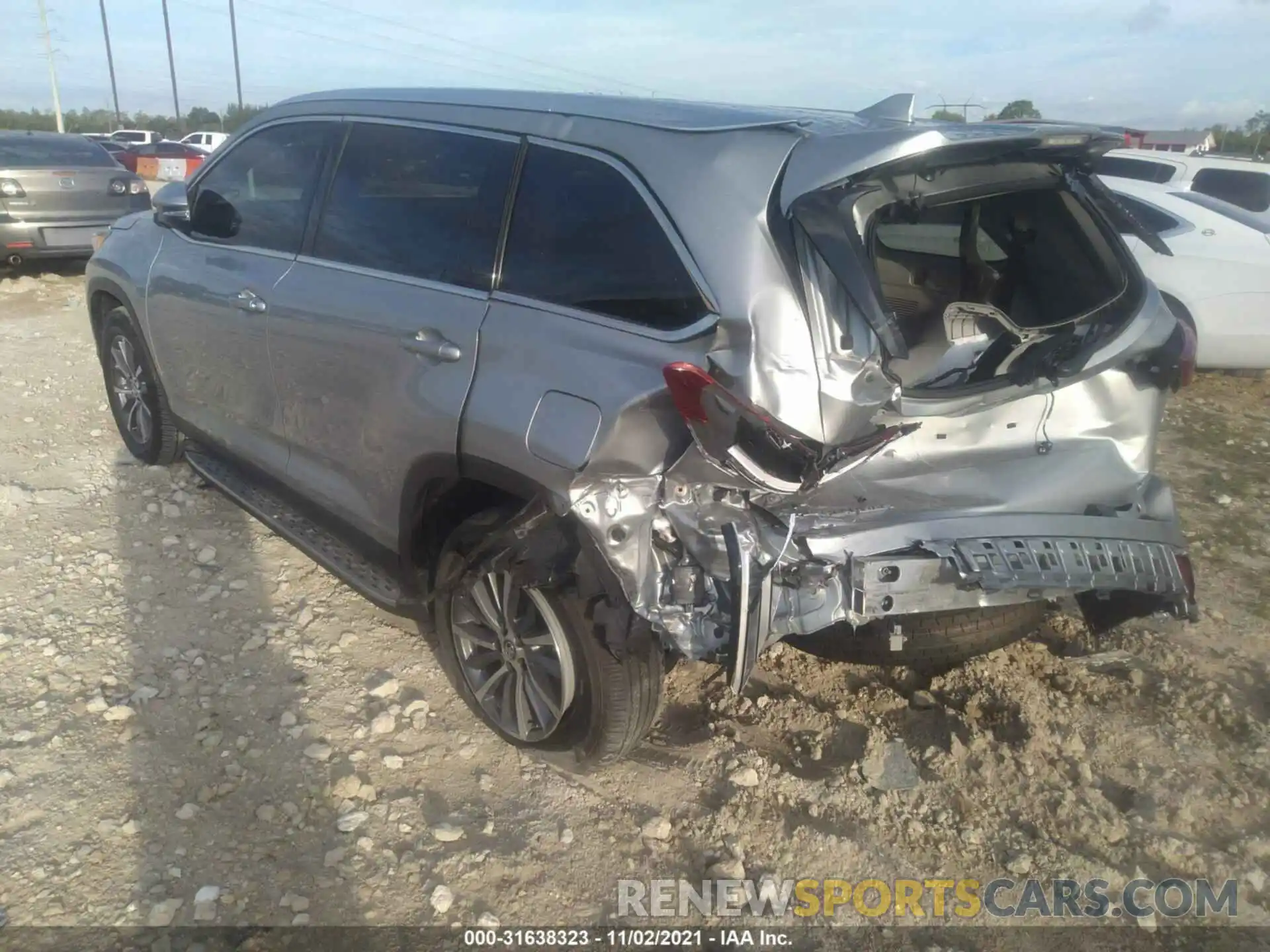 3 Photograph of a damaged car 5TDKZRFH8KS558288 TOYOTA HIGHLANDER 2019