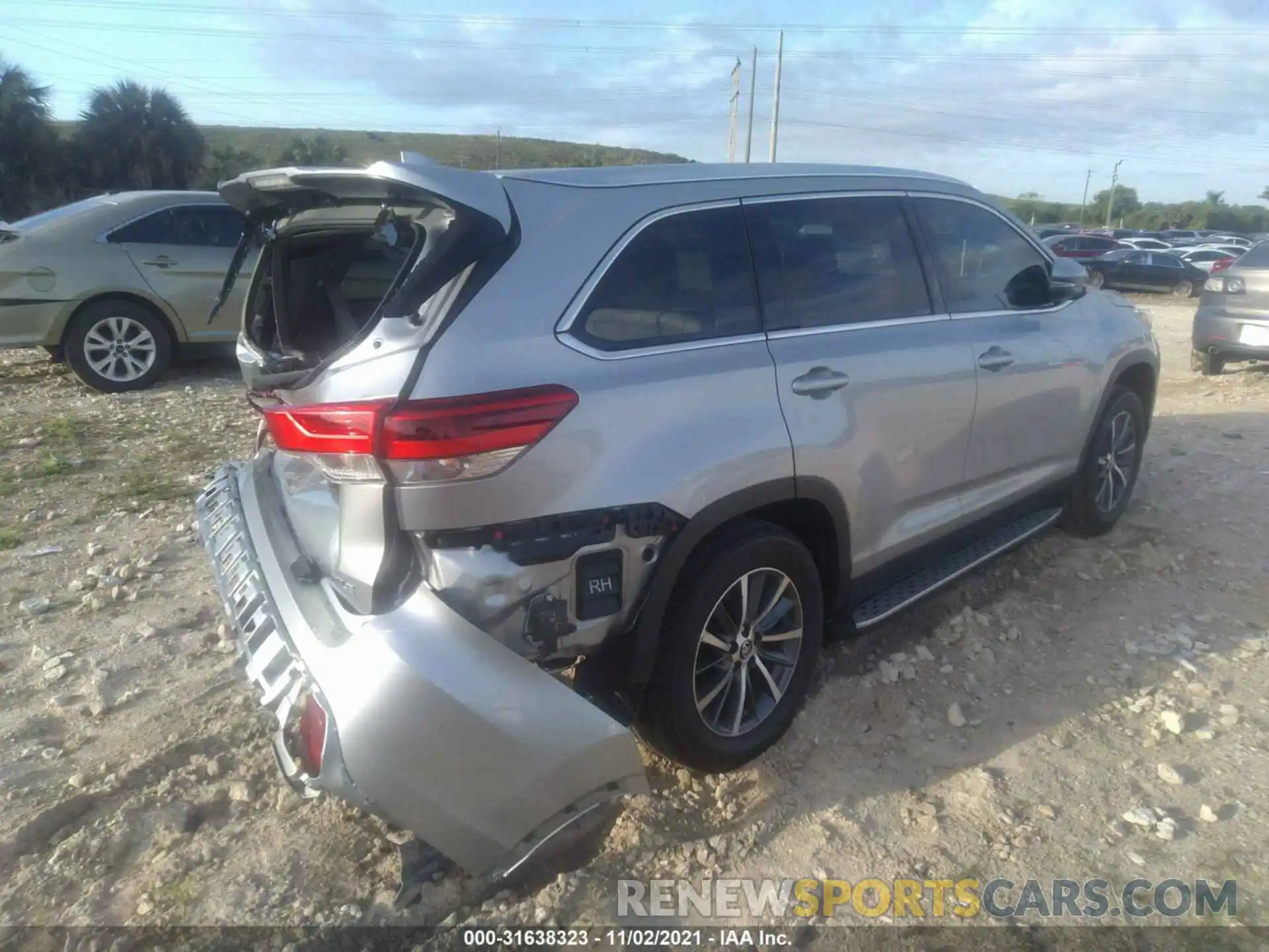 4 Photograph of a damaged car 5TDKZRFH8KS558288 TOYOTA HIGHLANDER 2019