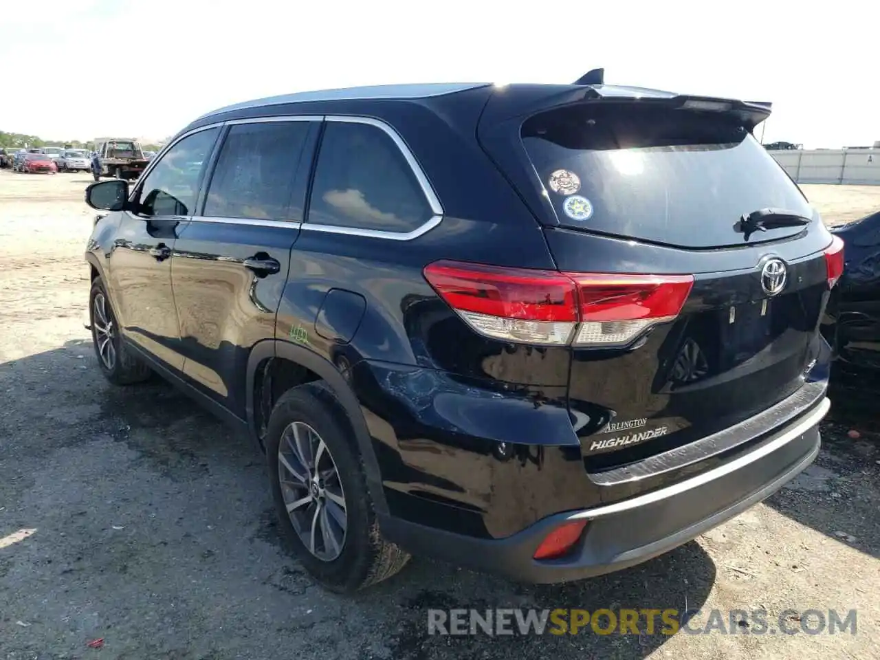 3 Photograph of a damaged car 5TDKZRFH8KS558792 TOYOTA HIGHLANDER 2019