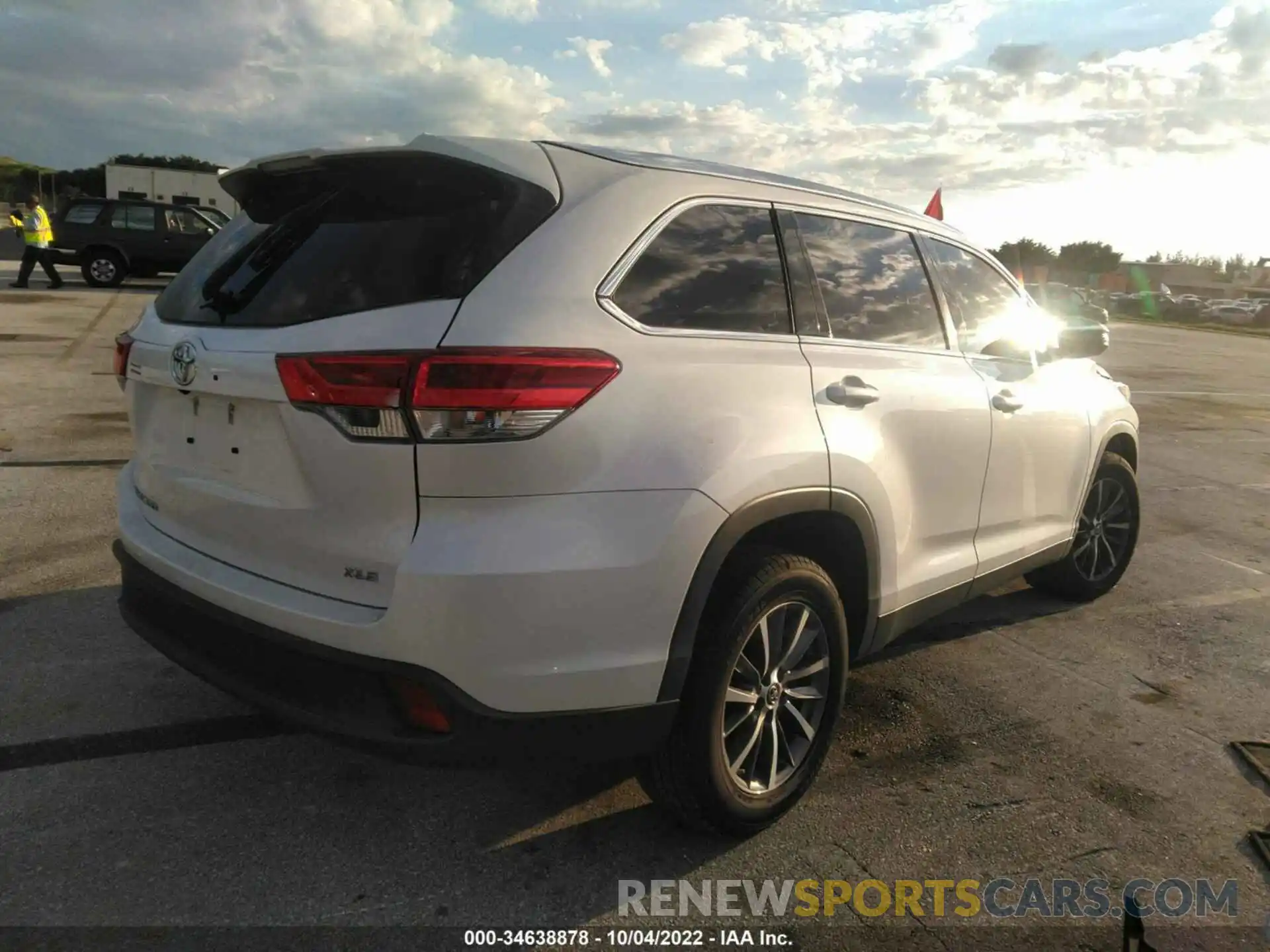 4 Photograph of a damaged car 5TDKZRFH8KS562728 TOYOTA HIGHLANDER 2019