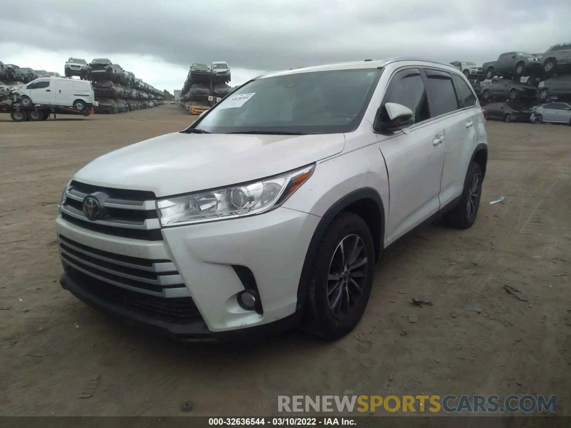 2 Photograph of a damaged car 5TDKZRFH8KS563815 TOYOTA HIGHLANDER 2019