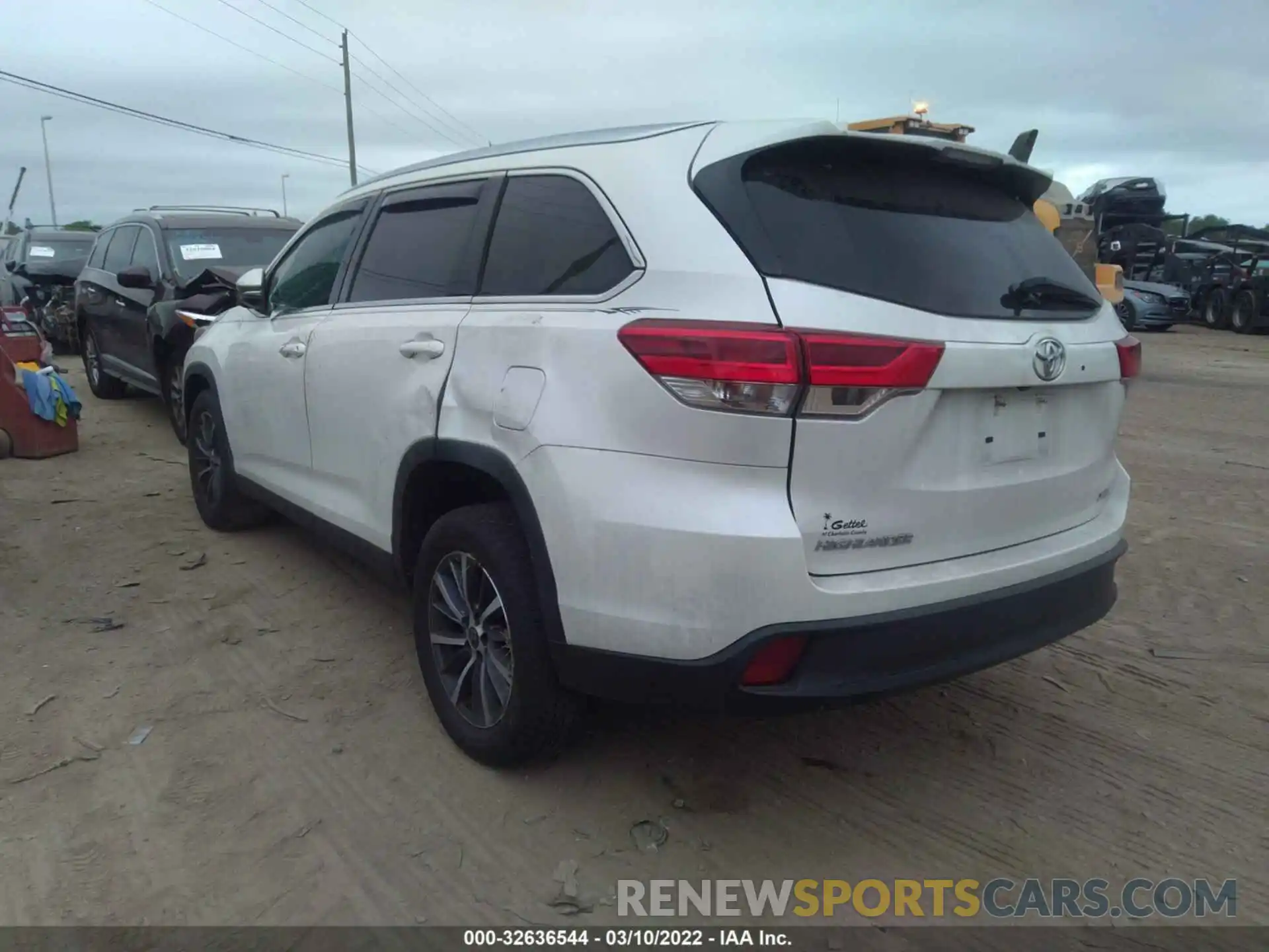 3 Photograph of a damaged car 5TDKZRFH8KS563815 TOYOTA HIGHLANDER 2019