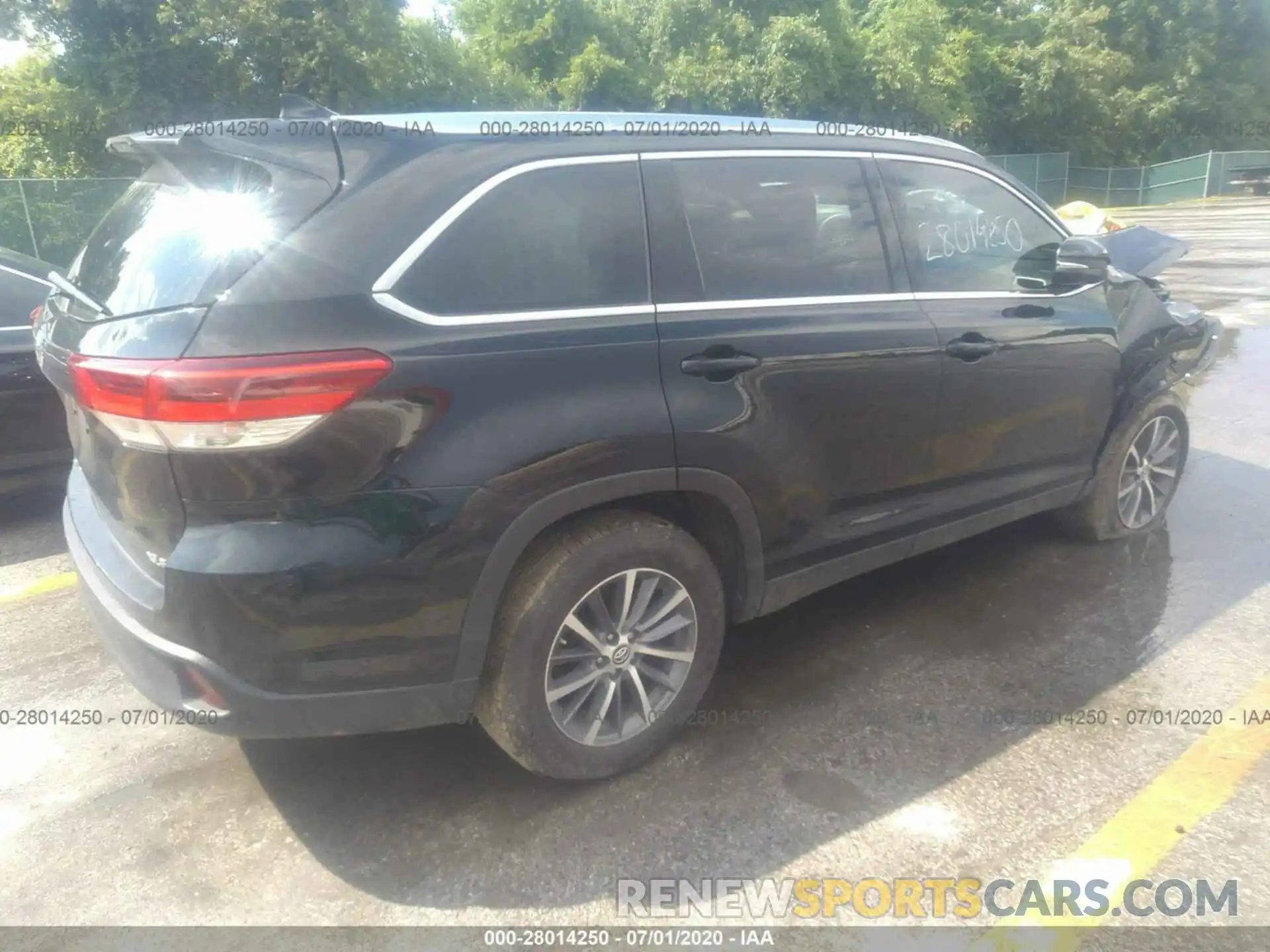 4 Photograph of a damaged car 5TDKZRFH8KS566116 TOYOTA HIGHLANDER 2019