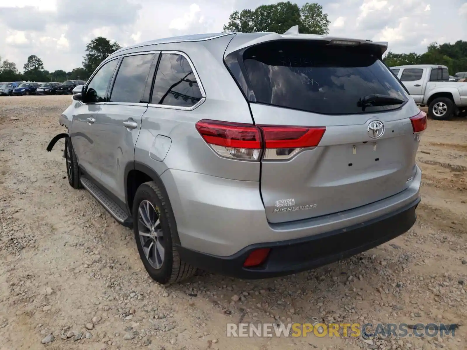 3 Photograph of a damaged car 5TDKZRFH8KS567119 TOYOTA HIGHLANDER 2019