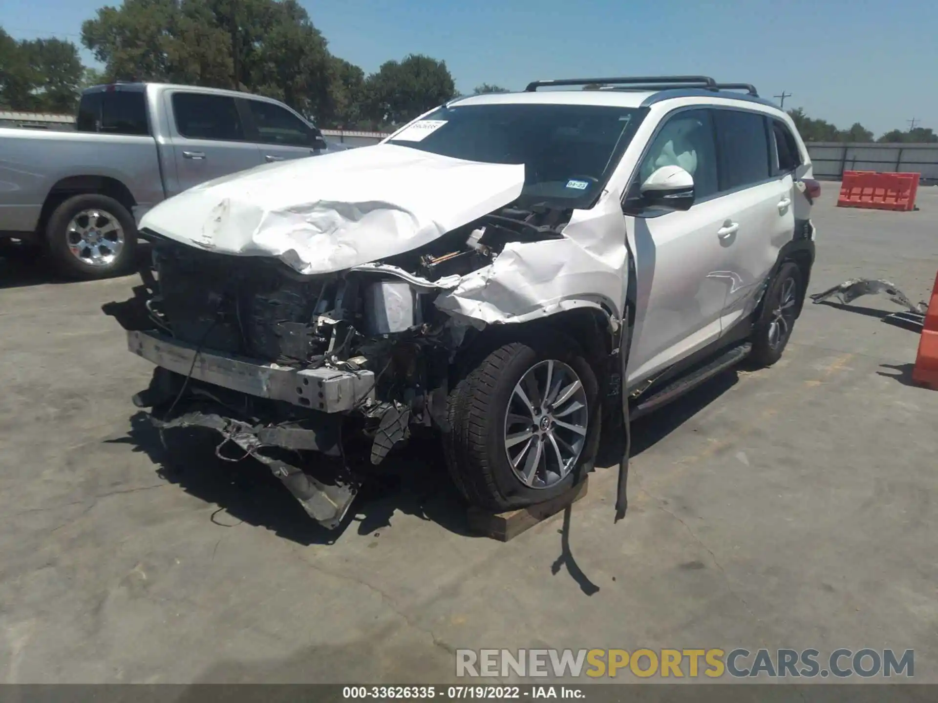 2 Photograph of a damaged car 5TDKZRFH8KS567265 TOYOTA HIGHLANDER 2019