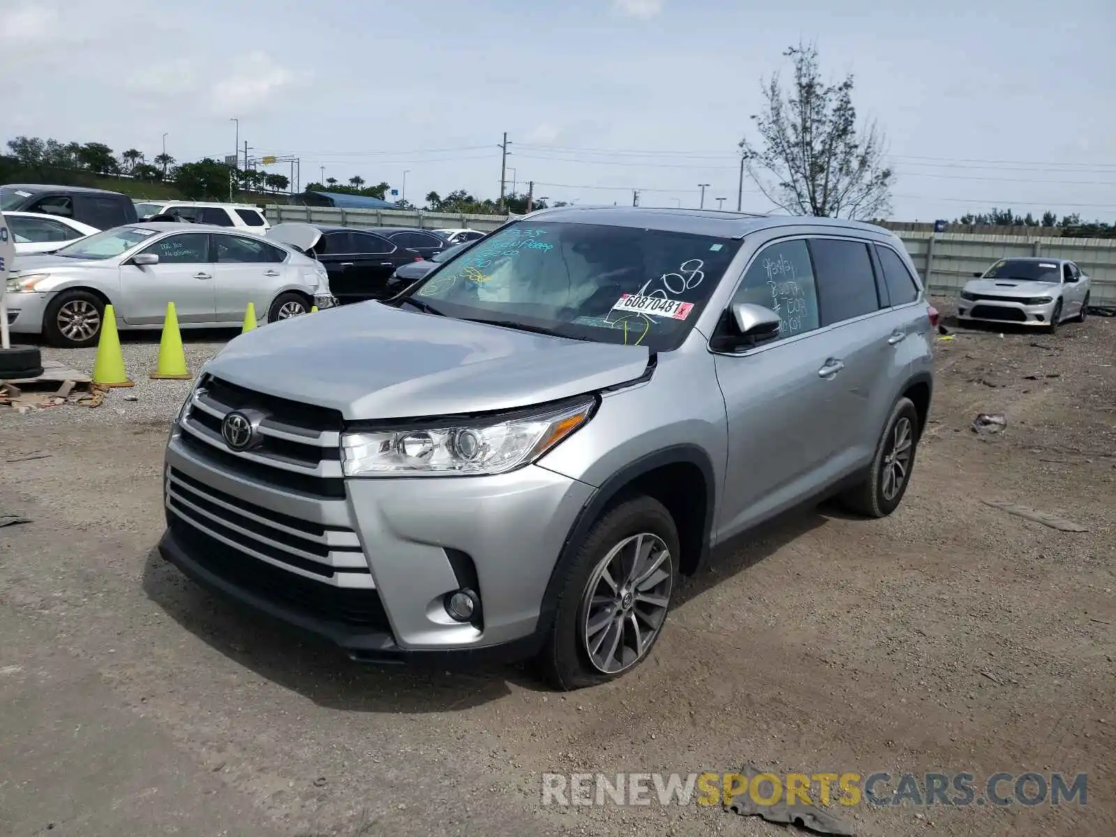 2 Photograph of a damaged car 5TDKZRFH8KS567508 TOYOTA HIGHLANDER 2019