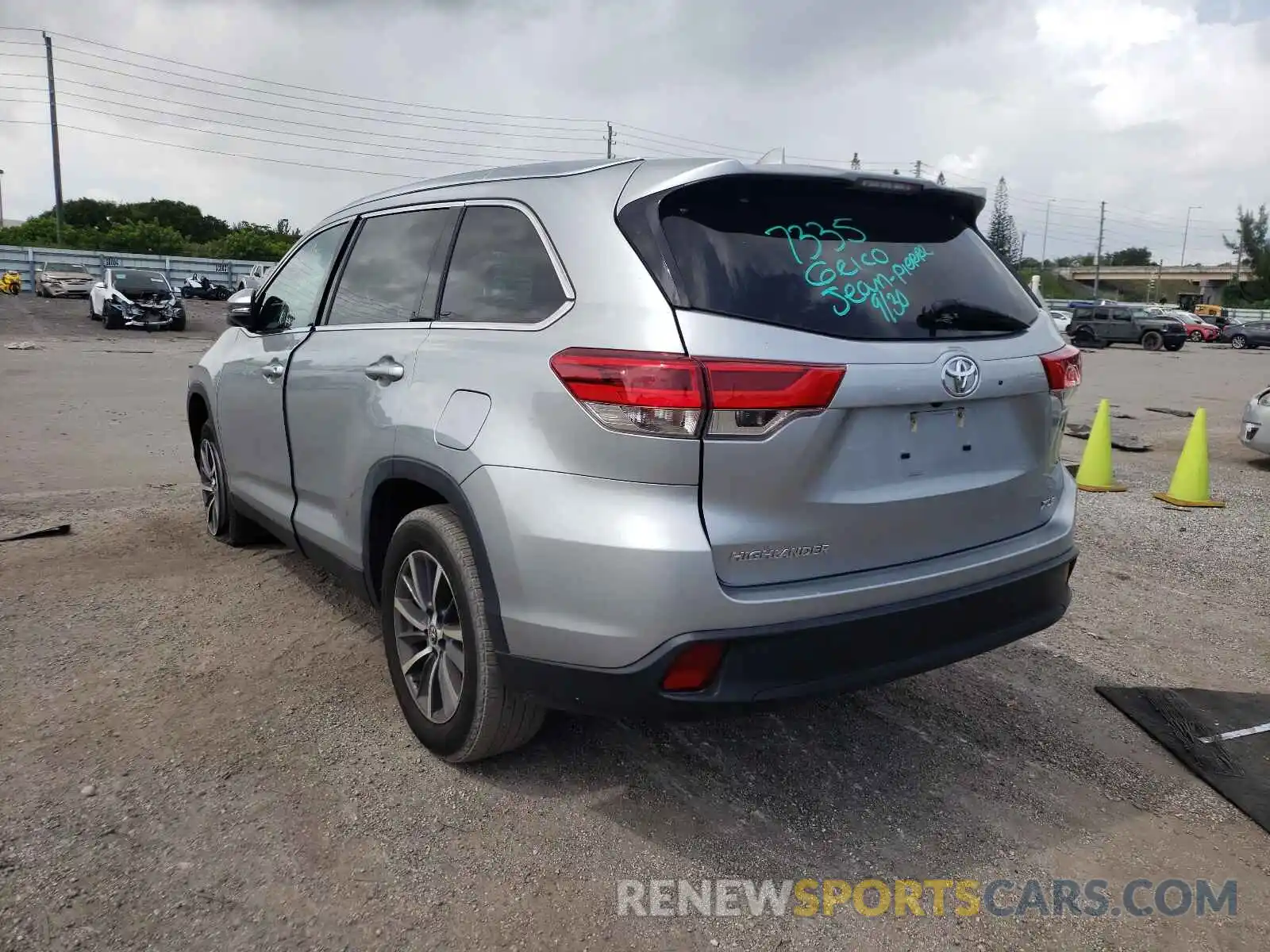 3 Photograph of a damaged car 5TDKZRFH8KS567508 TOYOTA HIGHLANDER 2019