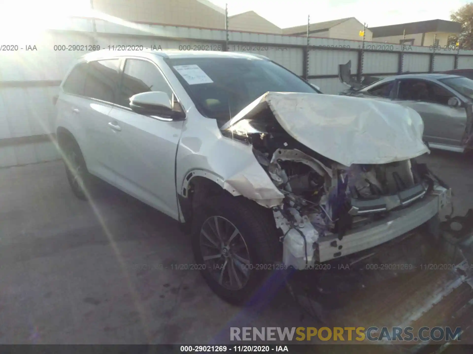 1 Photograph of a damaged car 5TDKZRFH8KS568884 TOYOTA HIGHLANDER 2019