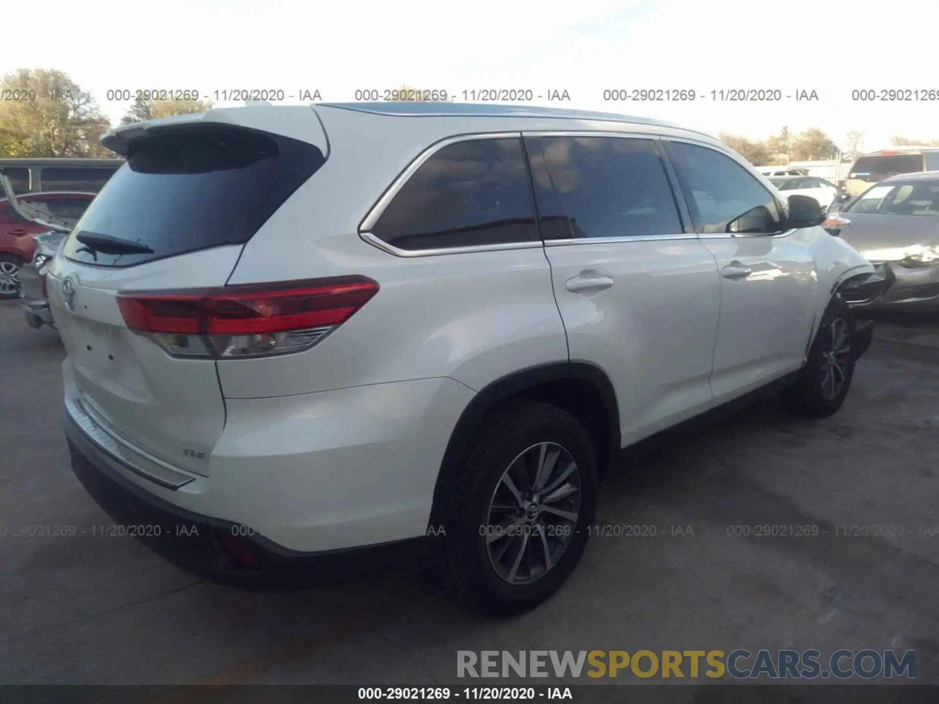 4 Photograph of a damaged car 5TDKZRFH8KS568884 TOYOTA HIGHLANDER 2019