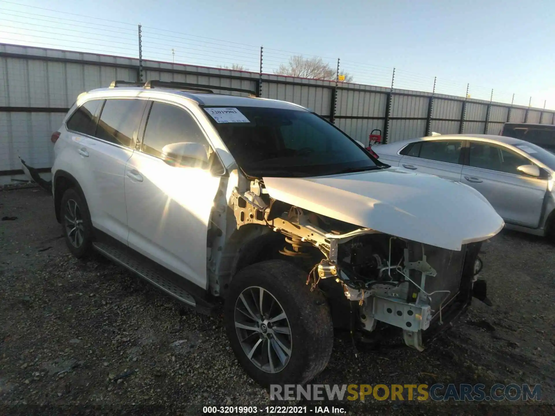 1 Photograph of a damaged car 5TDKZRFH8KS570070 TOYOTA HIGHLANDER 2019