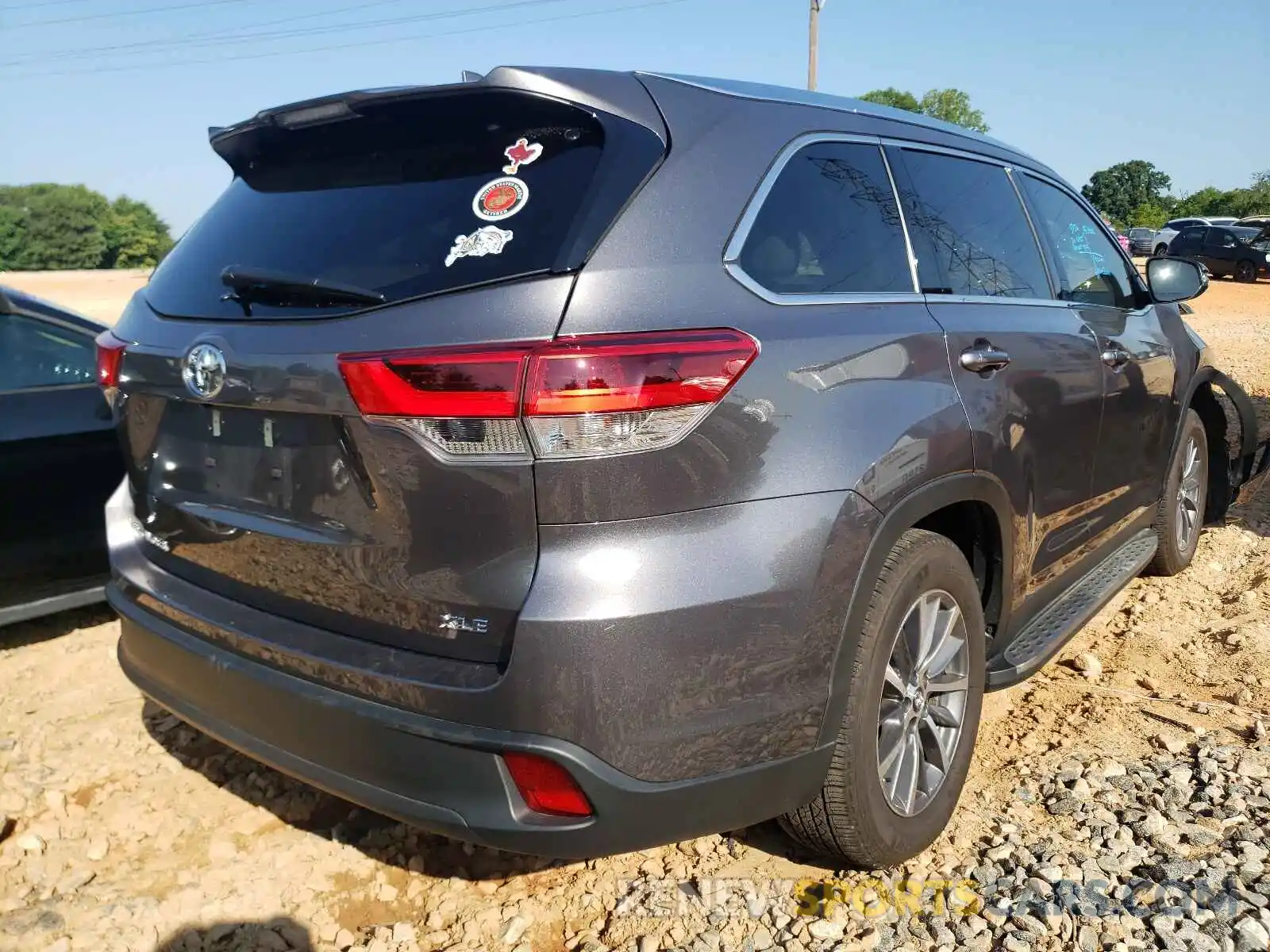 4 Photograph of a damaged car 5TDKZRFH8KS570490 TOYOTA HIGHLANDER 2019