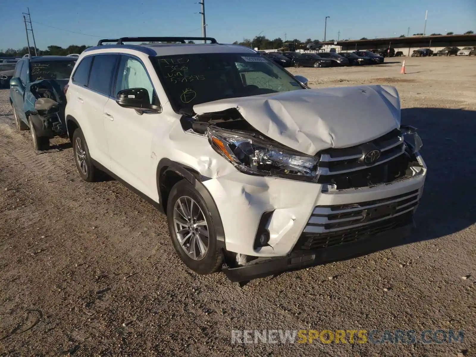 1 Photograph of a damaged car 5TDKZRFH8KS571395 TOYOTA HIGHLANDER 2019