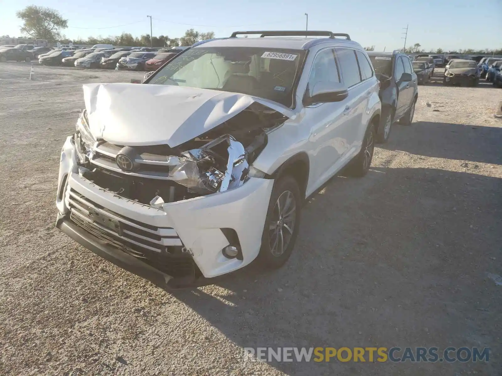 2 Photograph of a damaged car 5TDKZRFH8KS571395 TOYOTA HIGHLANDER 2019