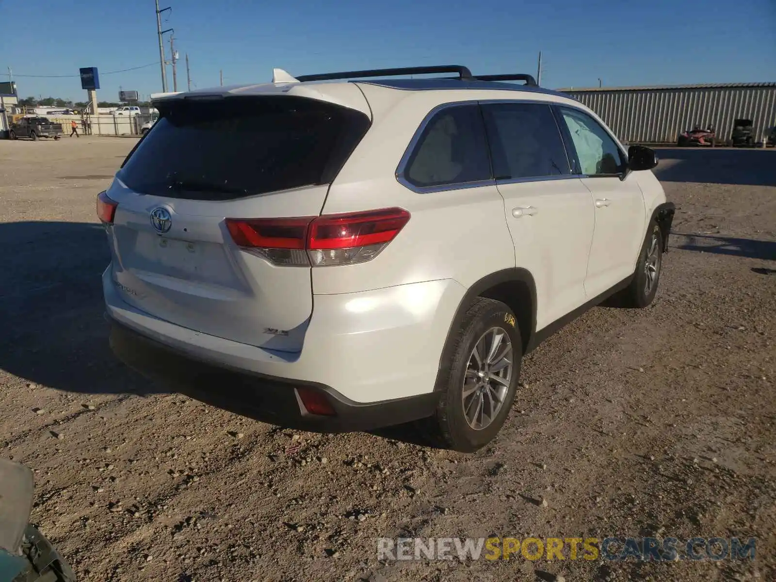 4 Photograph of a damaged car 5TDKZRFH8KS571395 TOYOTA HIGHLANDER 2019