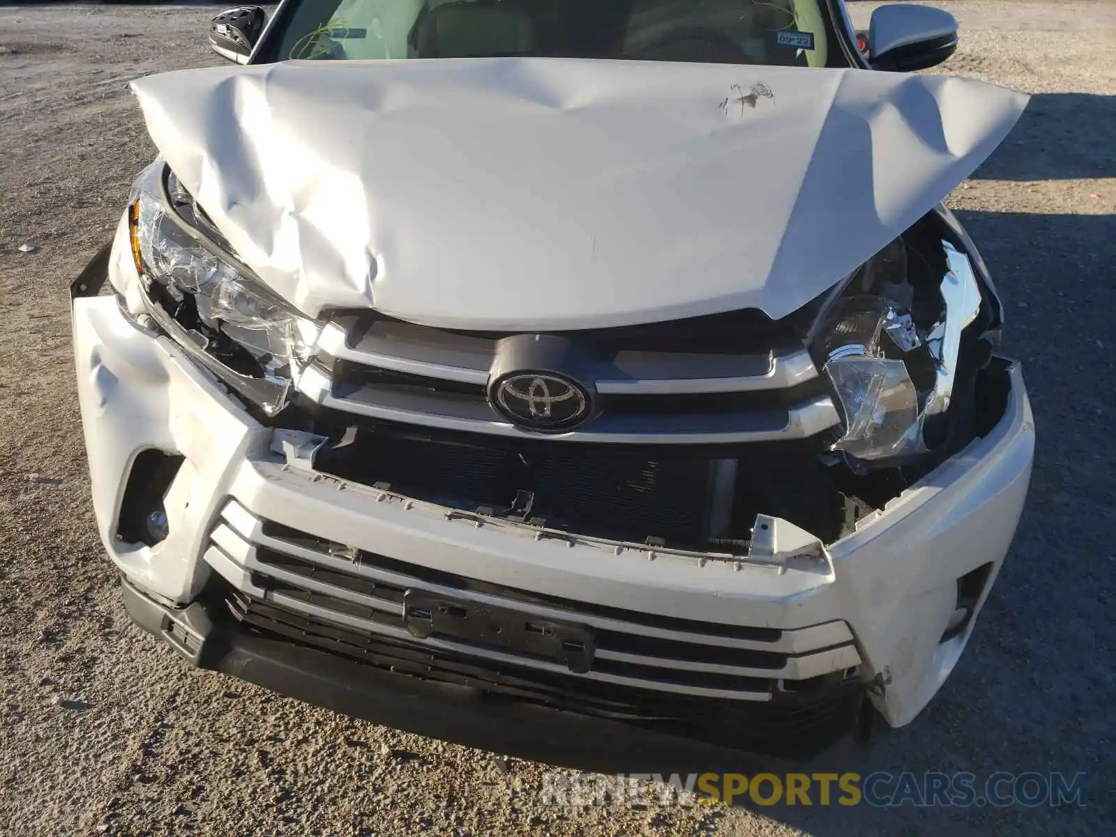 9 Photograph of a damaged car 5TDKZRFH8KS571395 TOYOTA HIGHLANDER 2019