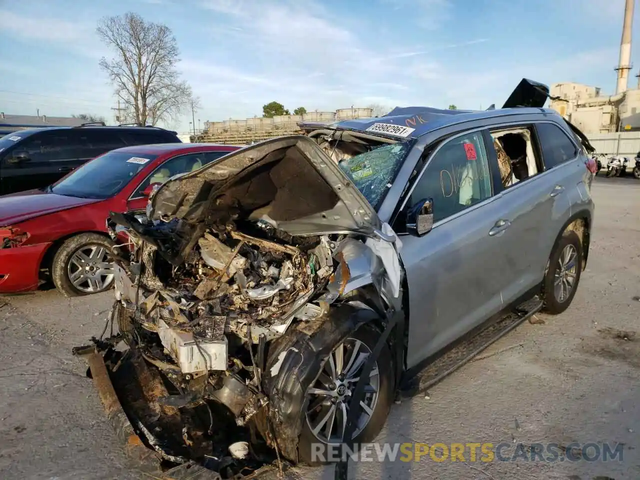 2 Photograph of a damaged car 5TDKZRFH8KS572143 TOYOTA HIGHLANDER 2019