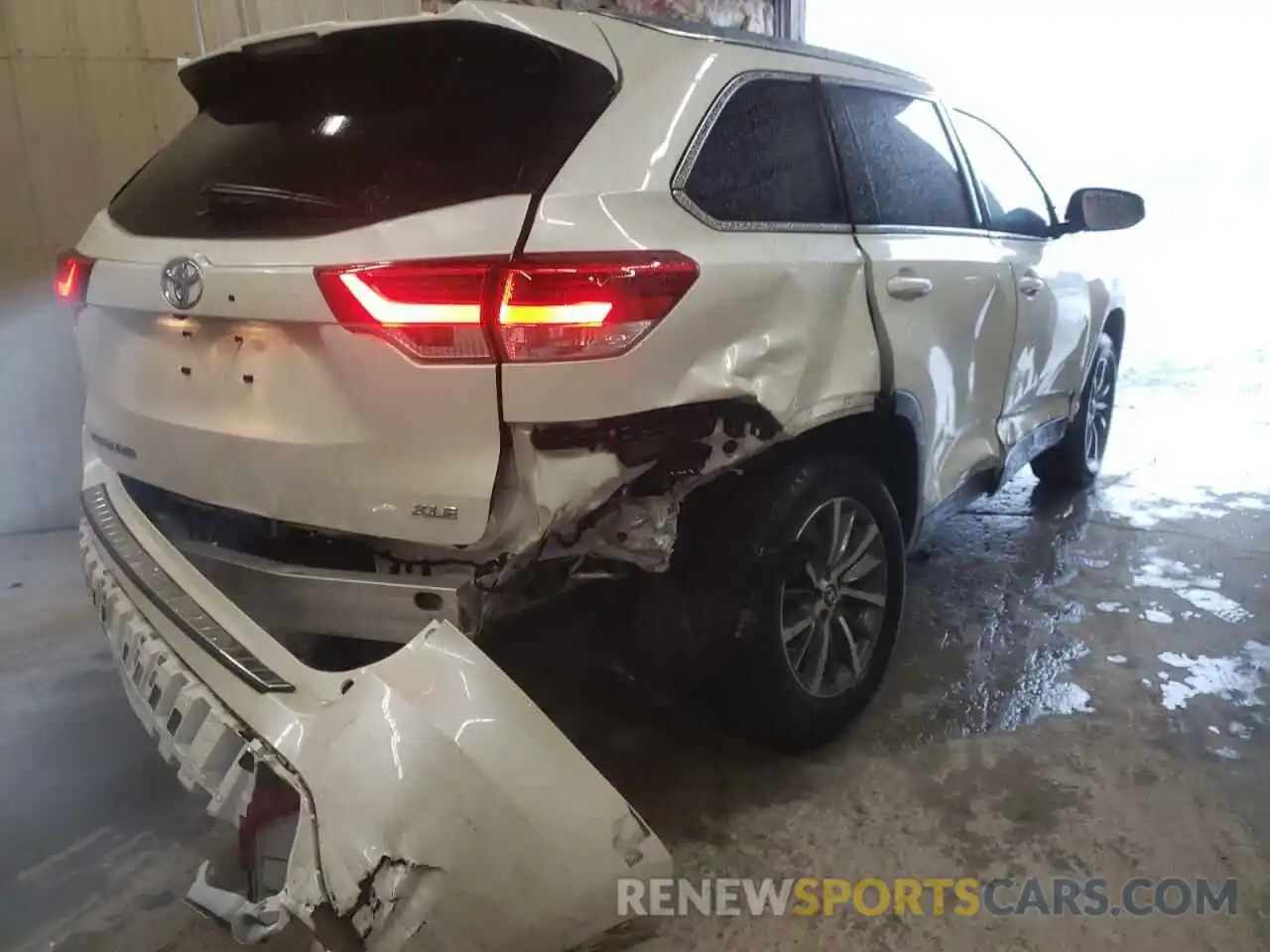 9 Photograph of a damaged car 5TDKZRFH8KS572692 TOYOTA HIGHLANDER 2019