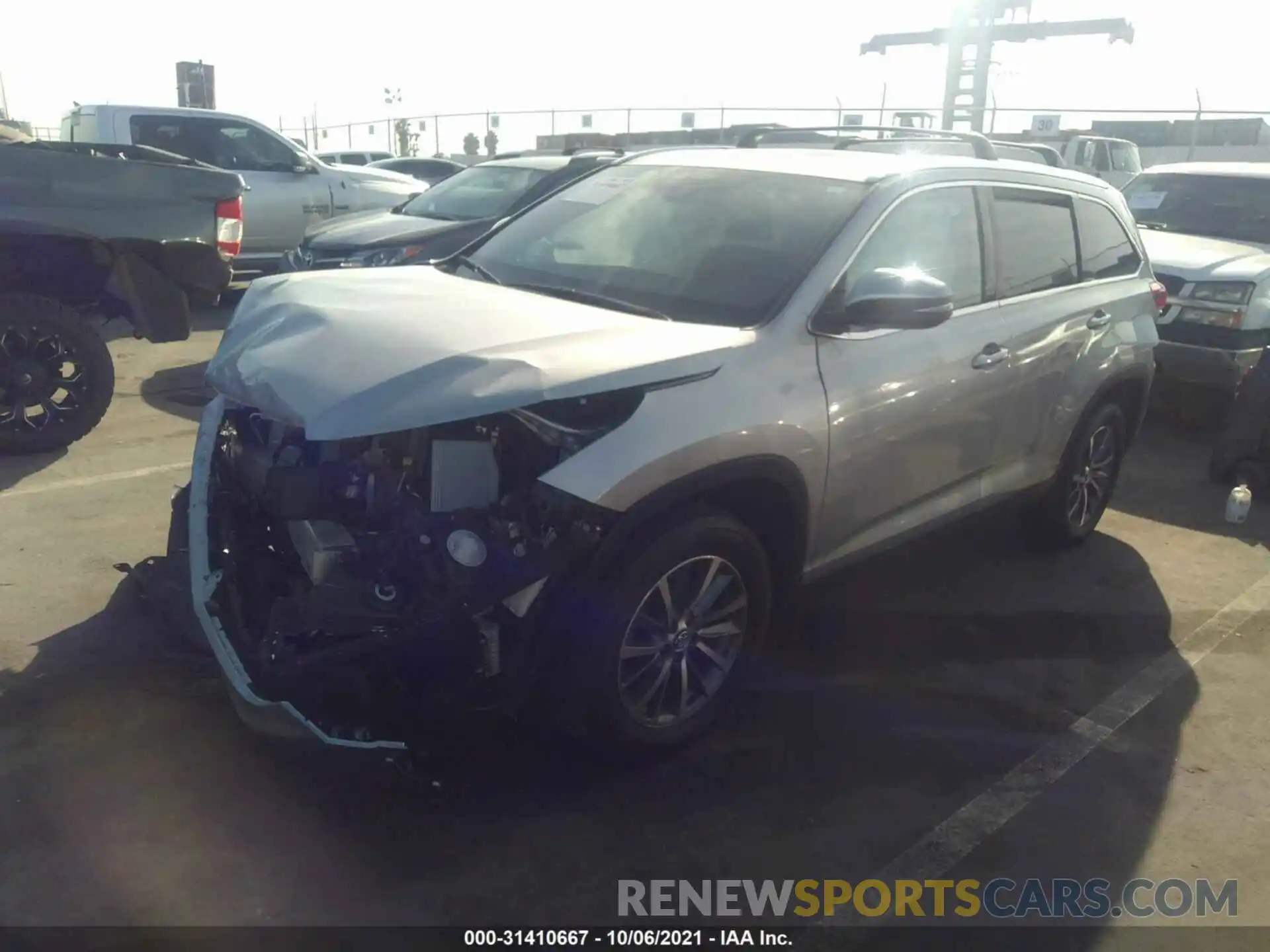 2 Photograph of a damaged car 5TDKZRFH8KS572854 TOYOTA HIGHLANDER 2019