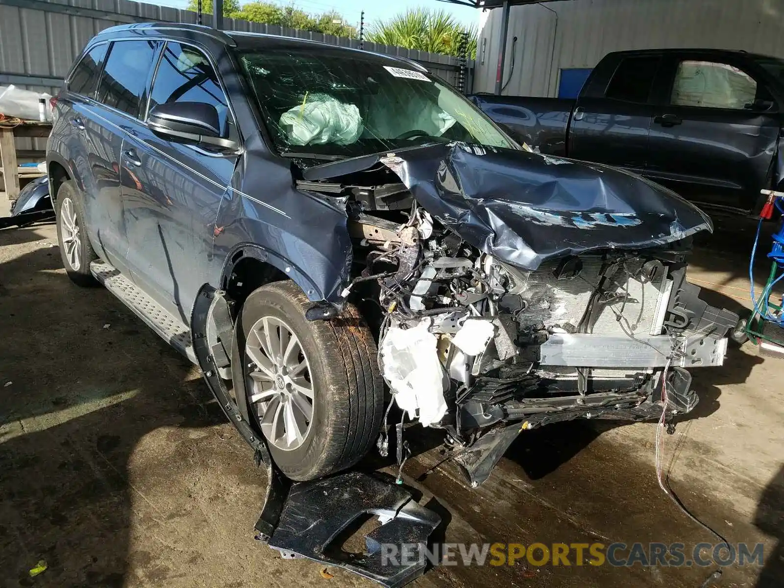 1 Photograph of a damaged car 5TDKZRFH9KS309238 TOYOTA HIGHLANDER 2019