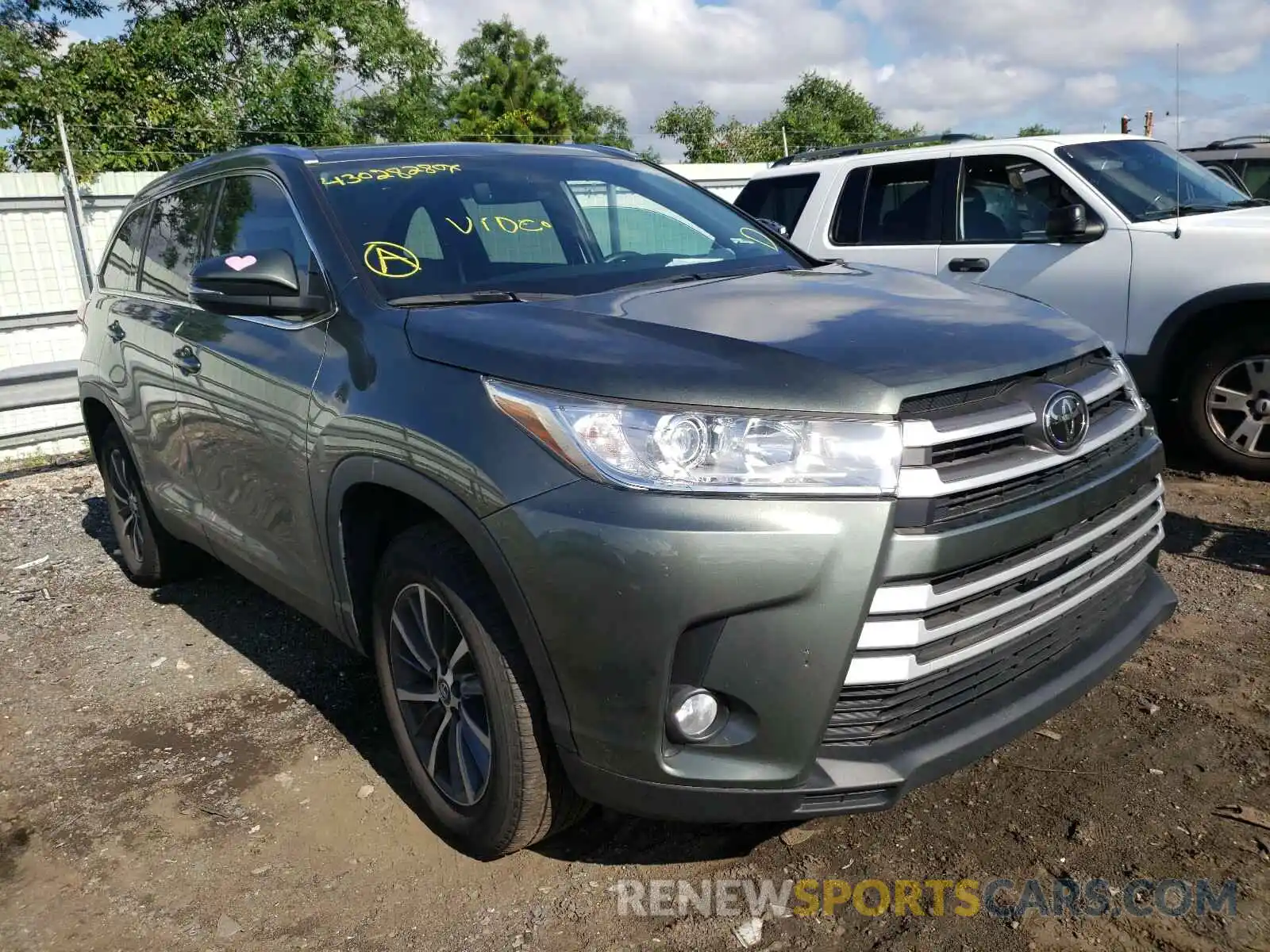 1 Photograph of a damaged car 5TDKZRFH9KS316500 TOYOTA HIGHLANDER 2019