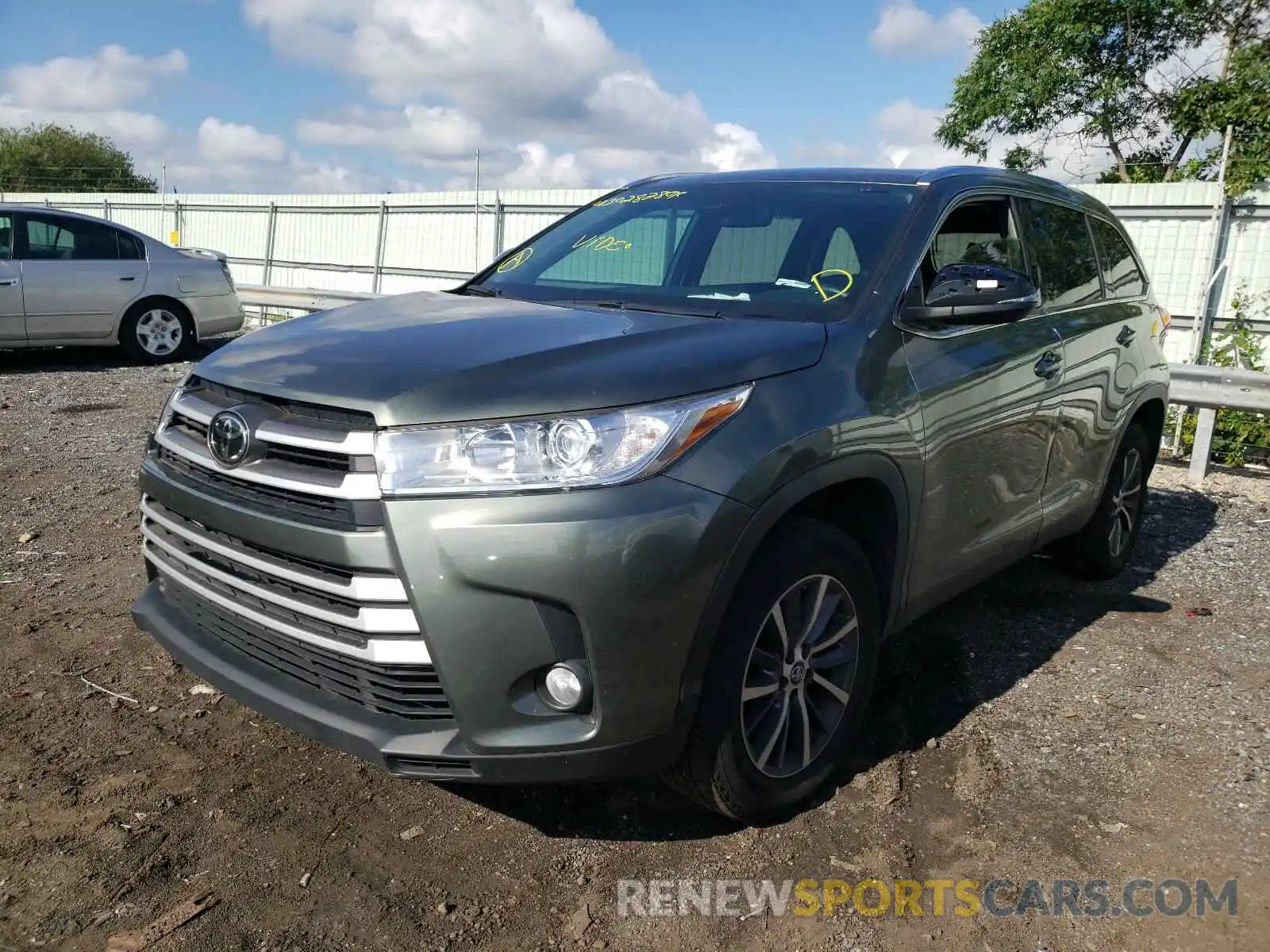 2 Photograph of a damaged car 5TDKZRFH9KS316500 TOYOTA HIGHLANDER 2019