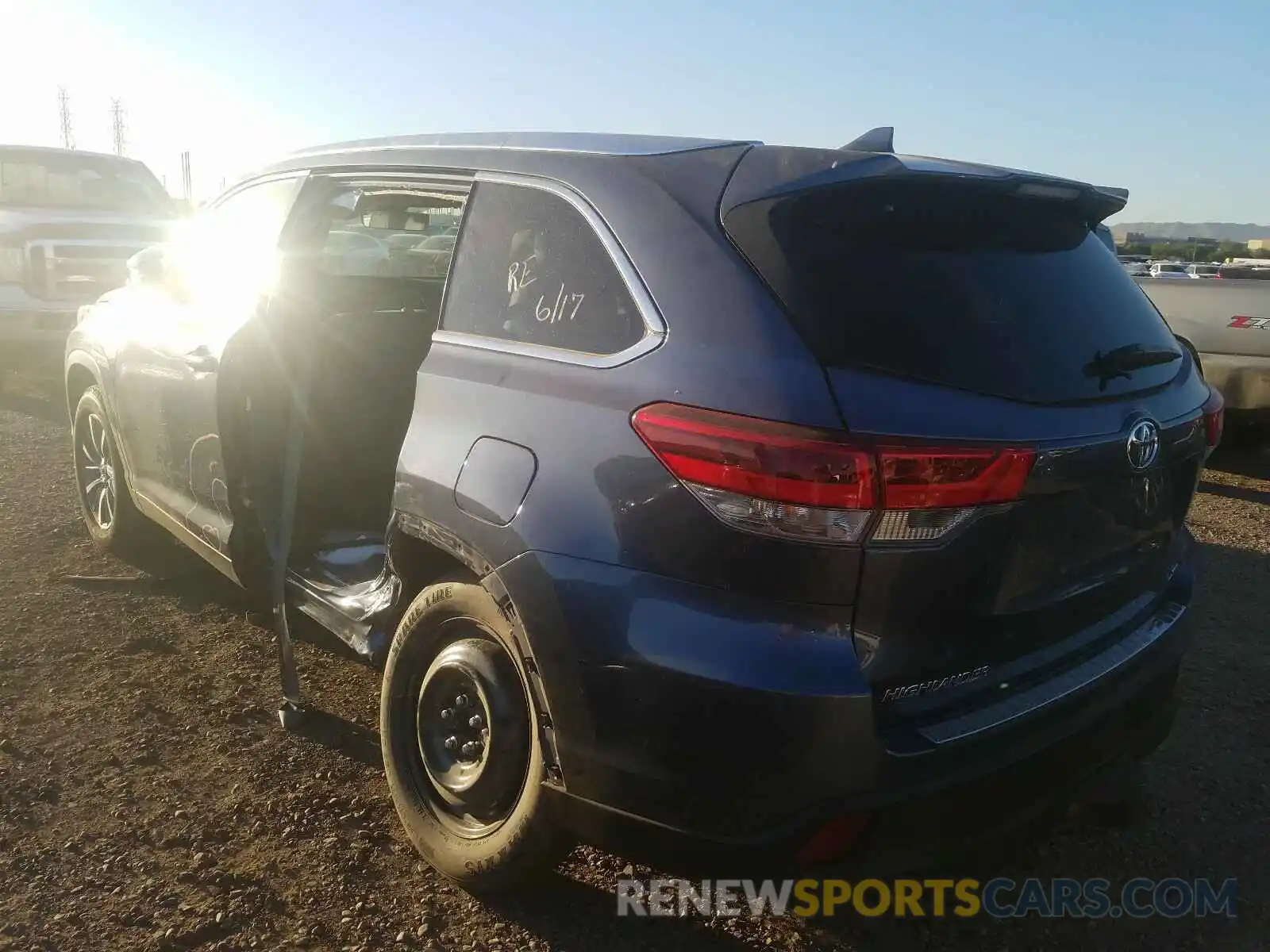 3 Photograph of a damaged car 5TDKZRFH9KS321941 TOYOTA HIGHLANDER 2019