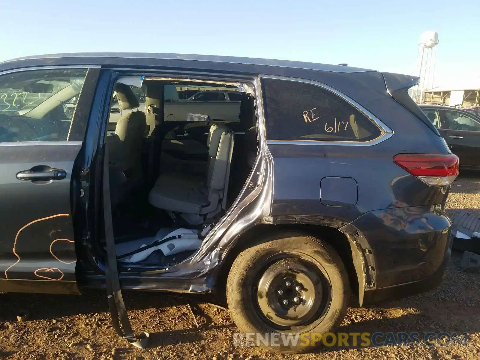 9 Photograph of a damaged car 5TDKZRFH9KS321941 TOYOTA HIGHLANDER 2019