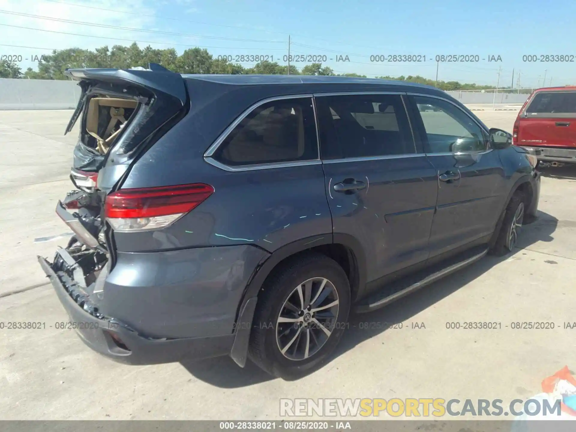 4 Photograph of a damaged car 5TDKZRFH9KS334186 TOYOTA HIGHLANDER 2019