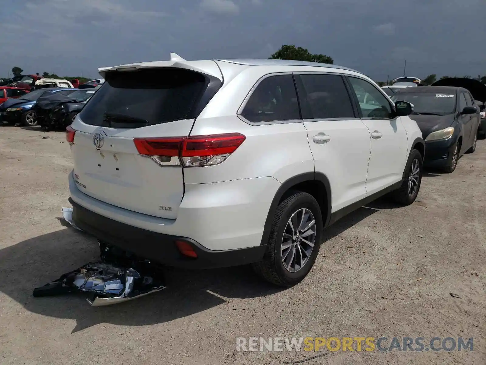 4 Photograph of a damaged car 5TDKZRFH9KS340196 TOYOTA HIGHLANDER 2019