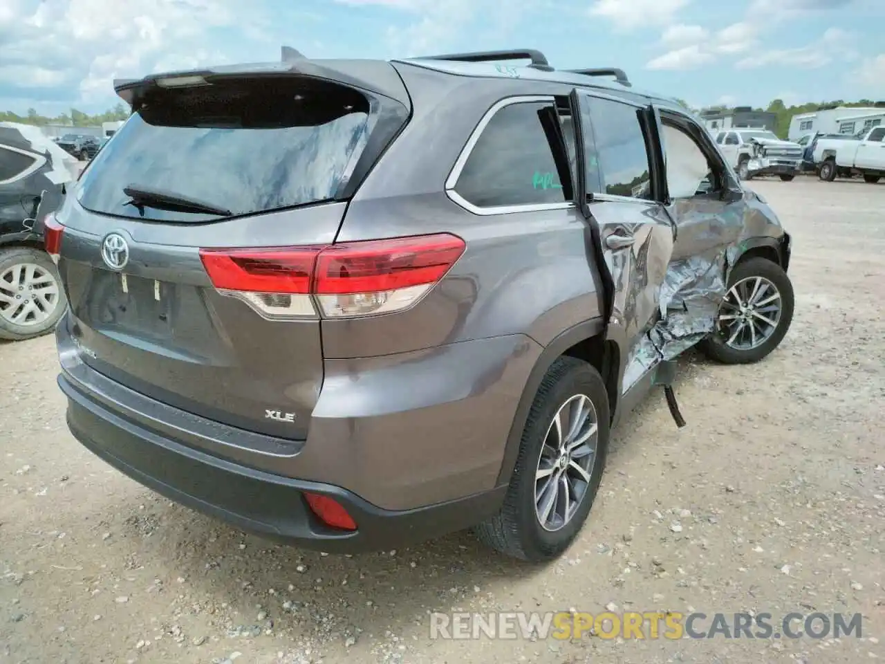 4 Photograph of a damaged car 5TDKZRFH9KS345480 TOYOTA HIGHLANDER 2019