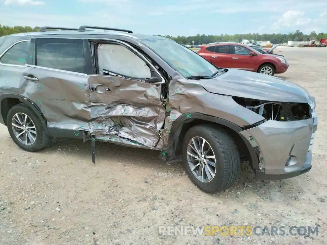 9 Photograph of a damaged car 5TDKZRFH9KS345480 TOYOTA HIGHLANDER 2019