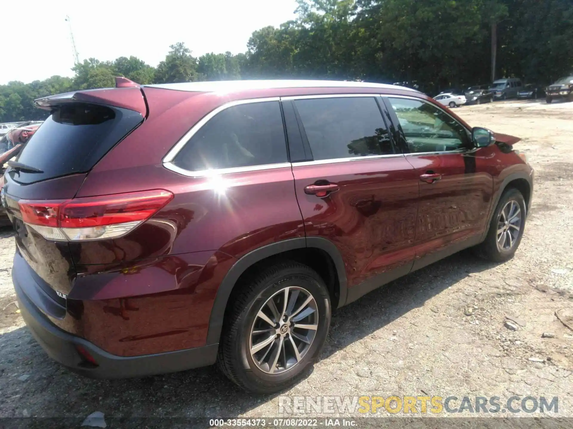 4 Photograph of a damaged car 5TDKZRFH9KS369066 TOYOTA HIGHLANDER 2019