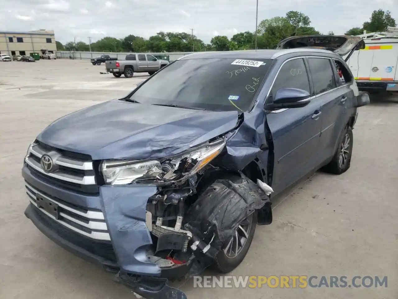 2 Photograph of a damaged car 5TDKZRFH9KS370461 TOYOTA HIGHLANDER 2019