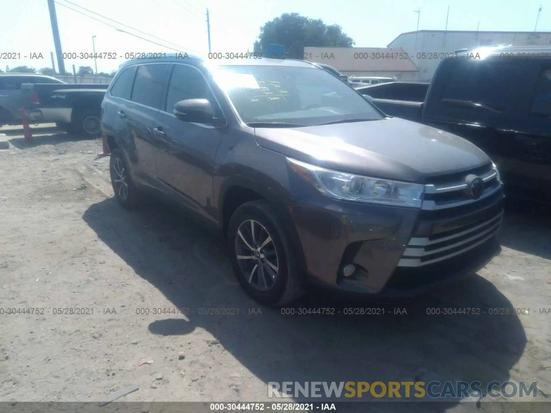 1 Photograph of a damaged car 5TDKZRFH9KS553617 TOYOTA HIGHLANDER 2019