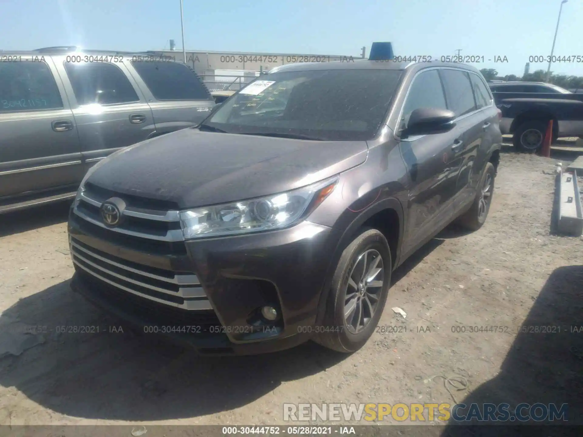 2 Photograph of a damaged car 5TDKZRFH9KS553617 TOYOTA HIGHLANDER 2019