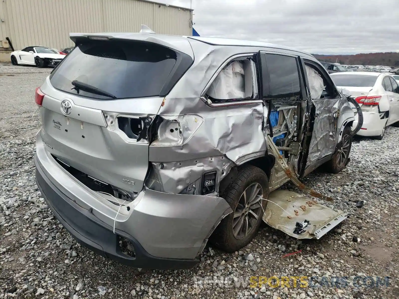 4 Photograph of a damaged car 5TDKZRFH9KS555500 TOYOTA HIGHLANDER 2019