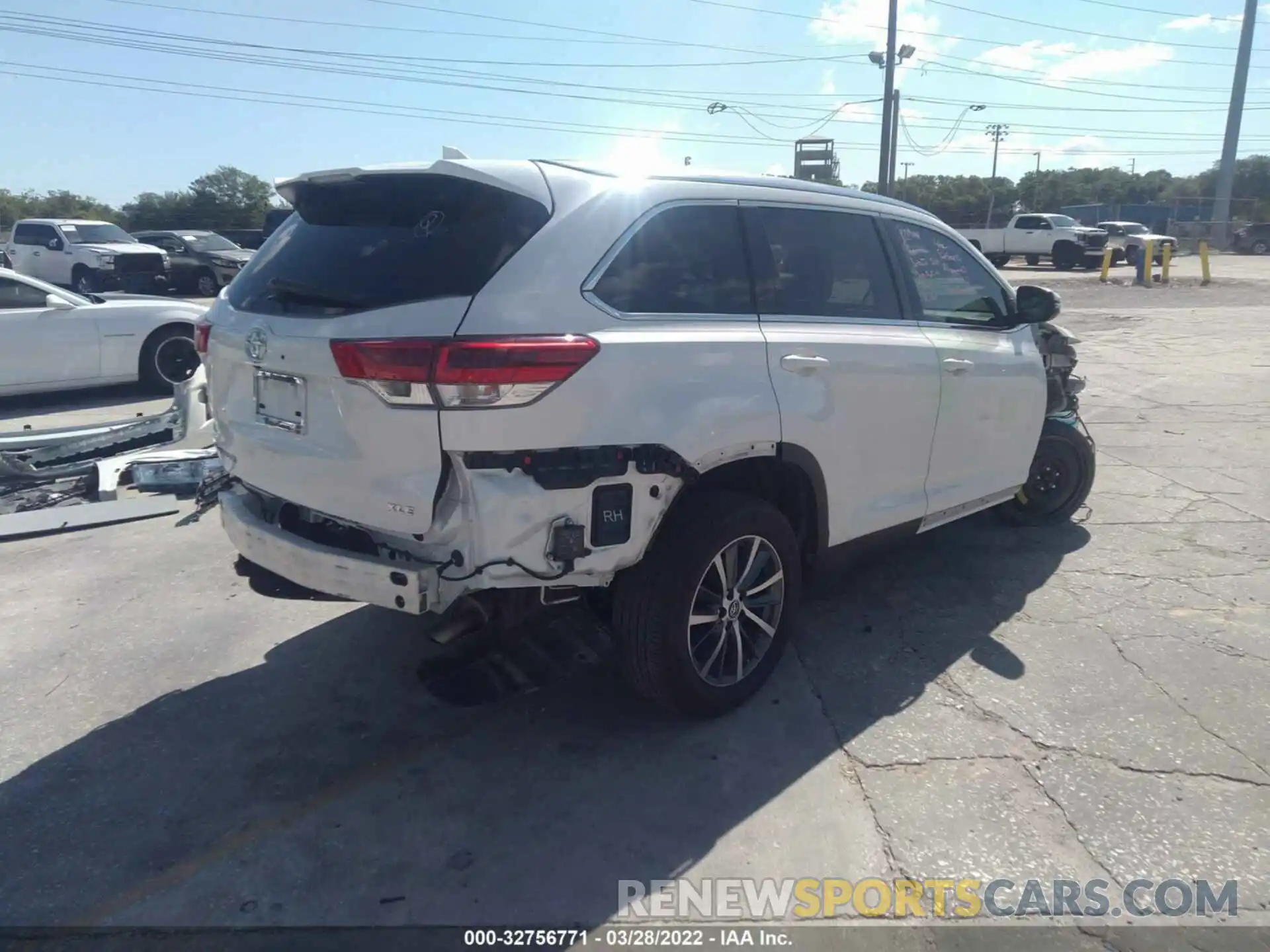 4 Photograph of a damaged car 5TDKZRFH9KS555643 TOYOTA HIGHLANDER 2019