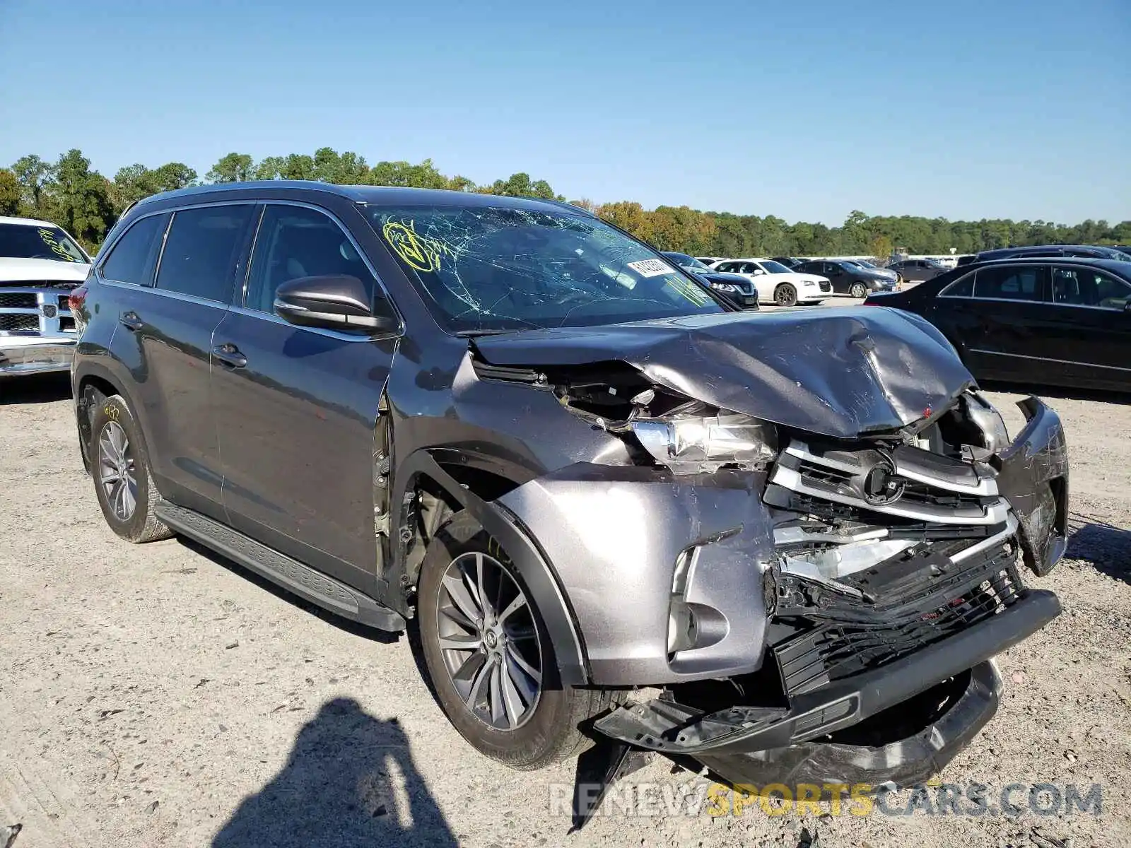 1 Photograph of a damaged car 5TDKZRFH9KS555996 TOYOTA HIGHLANDER 2019