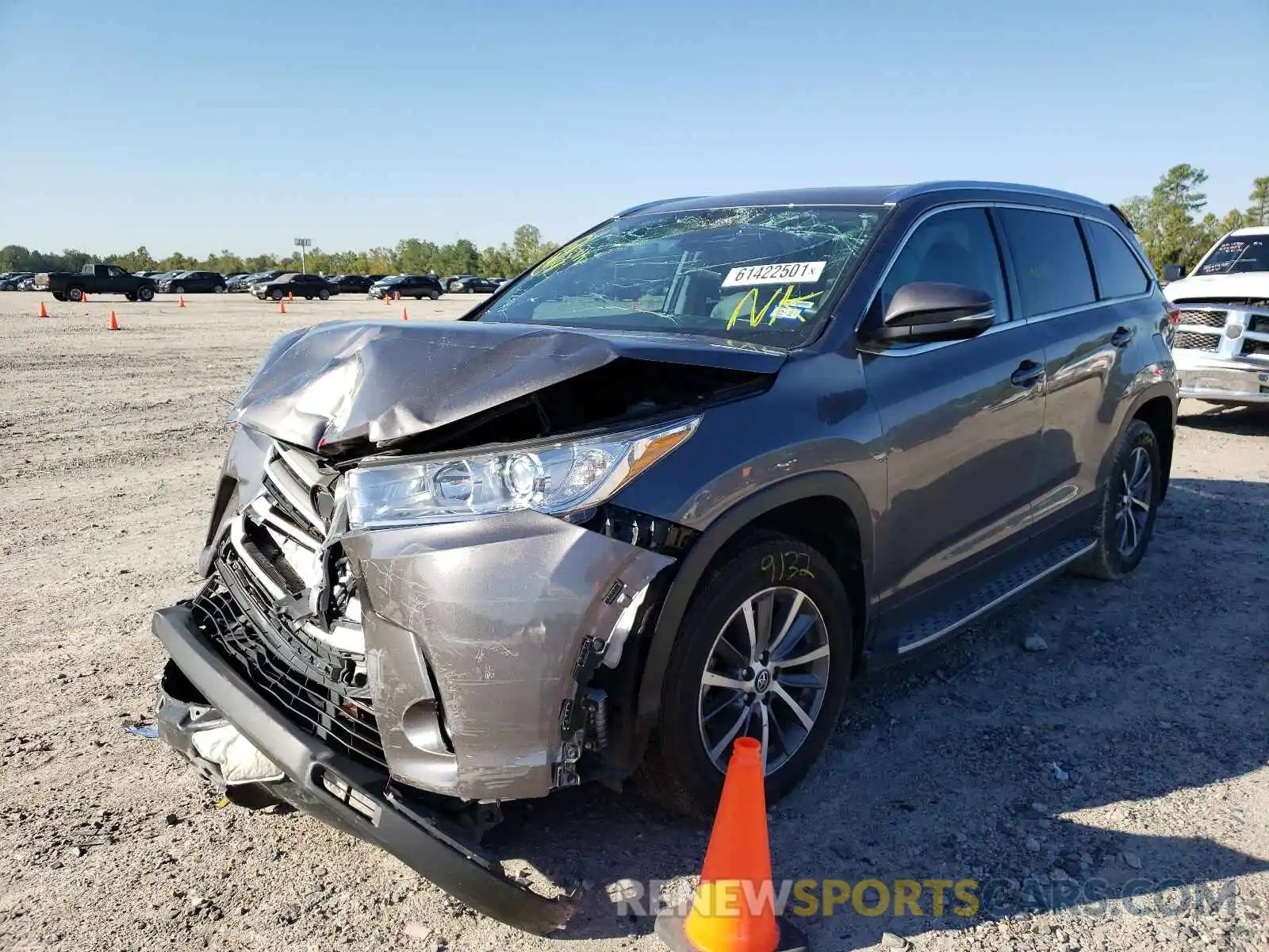 2 Photograph of a damaged car 5TDKZRFH9KS555996 TOYOTA HIGHLANDER 2019