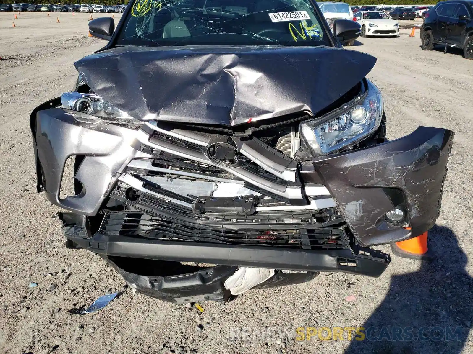 9 Photograph of a damaged car 5TDKZRFH9KS555996 TOYOTA HIGHLANDER 2019