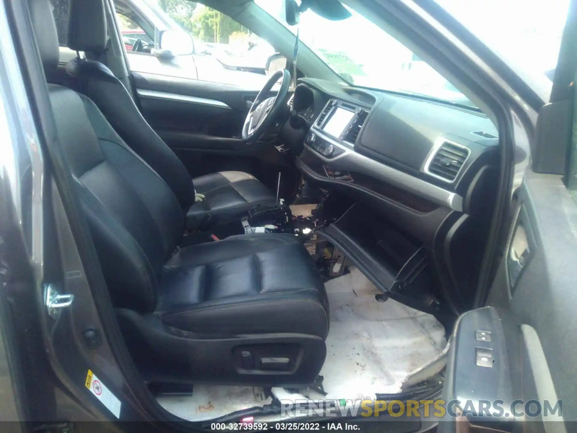 5 Photograph of a damaged car 5TDKZRFH9KS559904 TOYOTA HIGHLANDER 2019