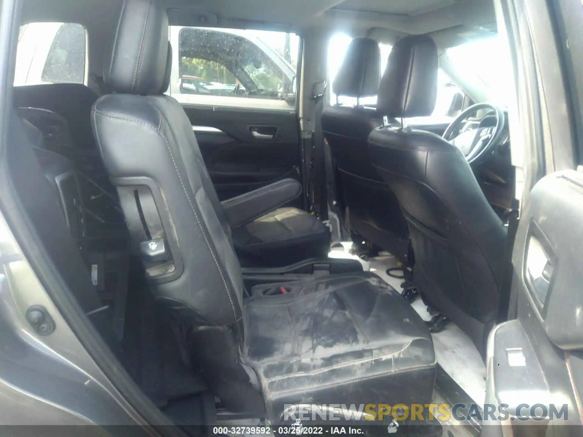 8 Photograph of a damaged car 5TDKZRFH9KS559904 TOYOTA HIGHLANDER 2019