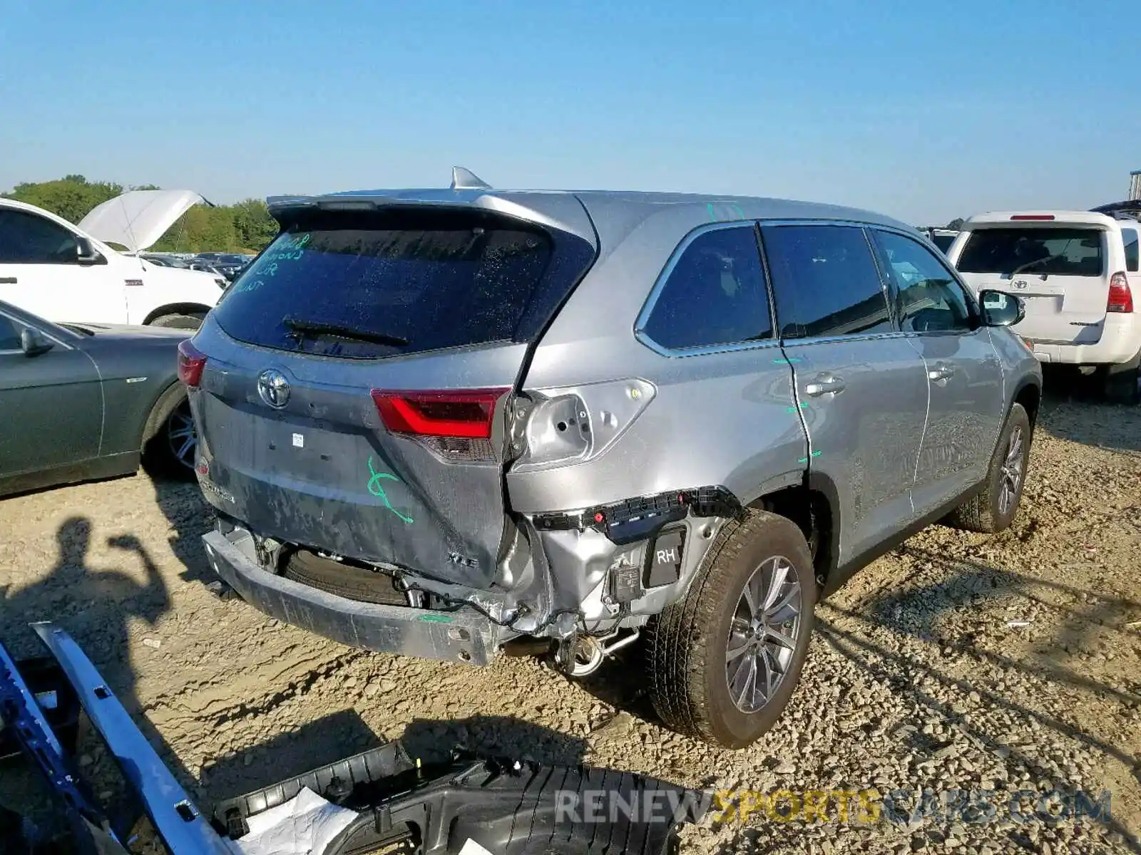 4 Photograph of a damaged car 5TDKZRFH9KS561197 TOYOTA HIGHLANDER 2019