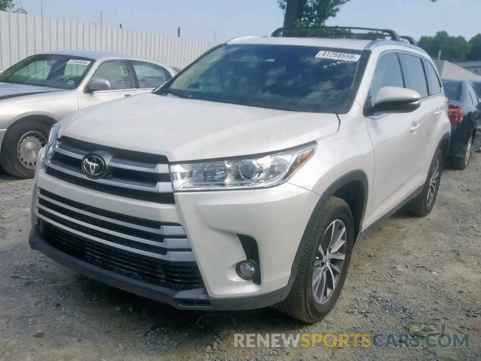 2 Photograph of a damaged car 5TDKZRFH9KS562978 TOYOTA HIGHLANDER 2019